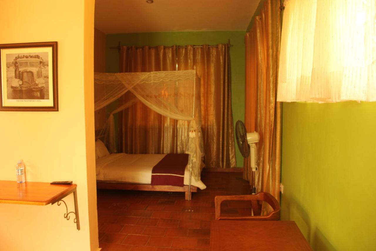 Saltek Forest Cottages Masindi Екстериор снимка