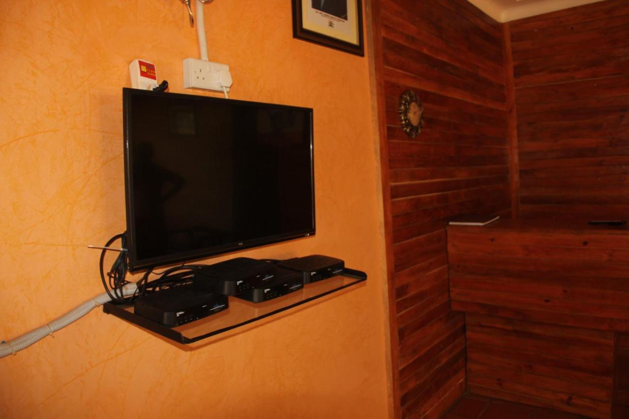 Saltek Forest Cottages Masindi Екстериор снимка