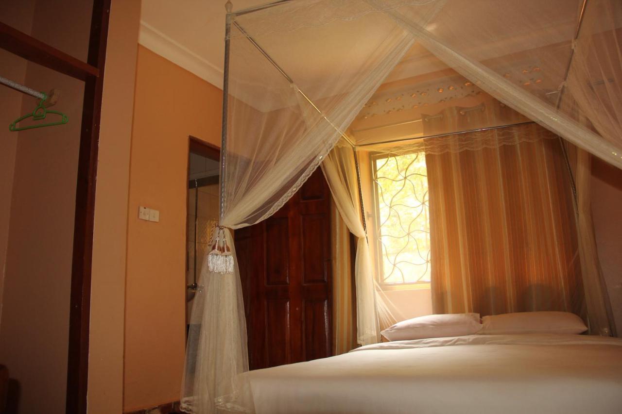 Saltek Forest Cottages Masindi Екстериор снимка
