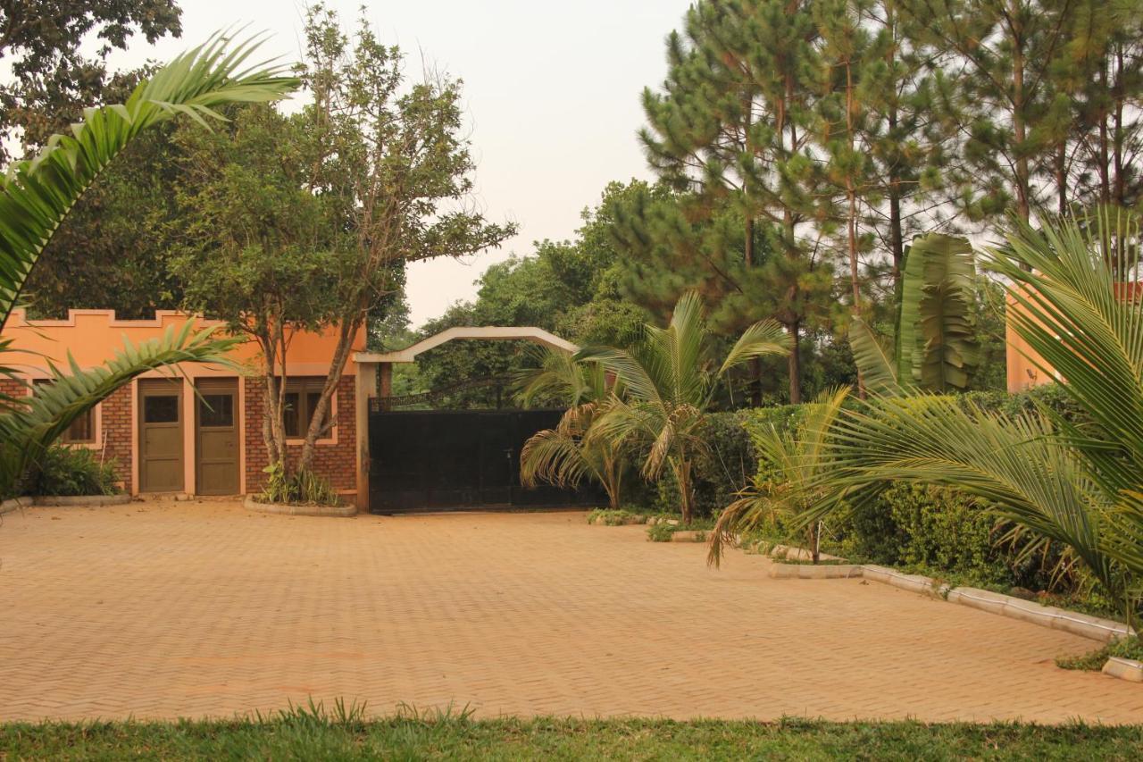 Saltek Forest Cottages Masindi Екстериор снимка