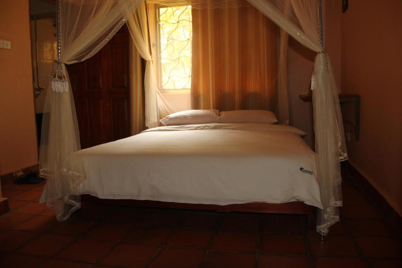 Saltek Forest Cottages Masindi Екстериор снимка